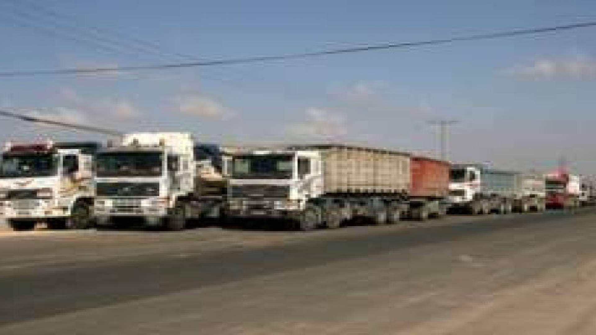 إدخال 560 شاحنة بضائع ومساعدات وضخ محروقات لغزة