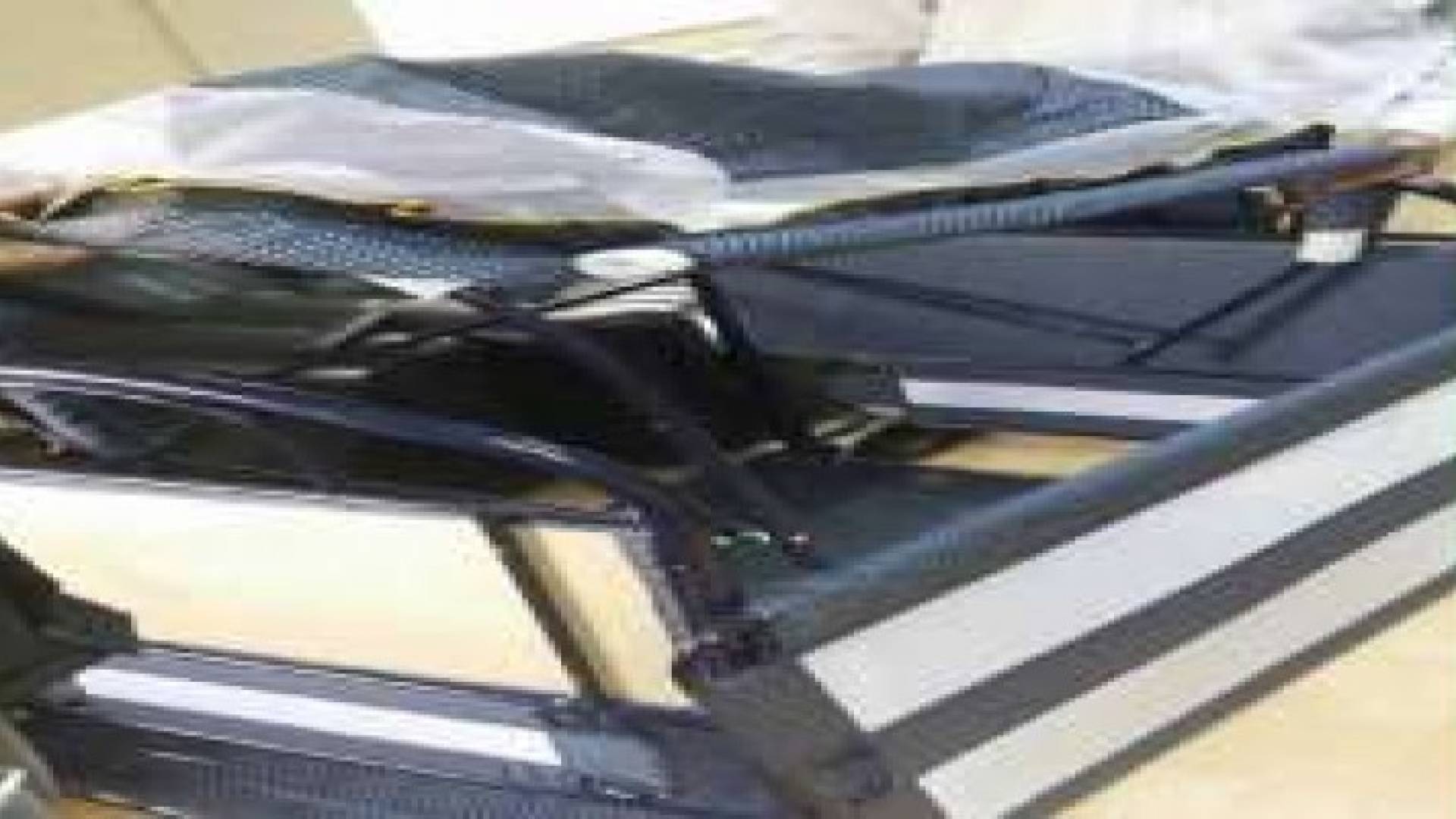 بالصور .. مخدرات داخل أسرة أطفال وألواح رخام