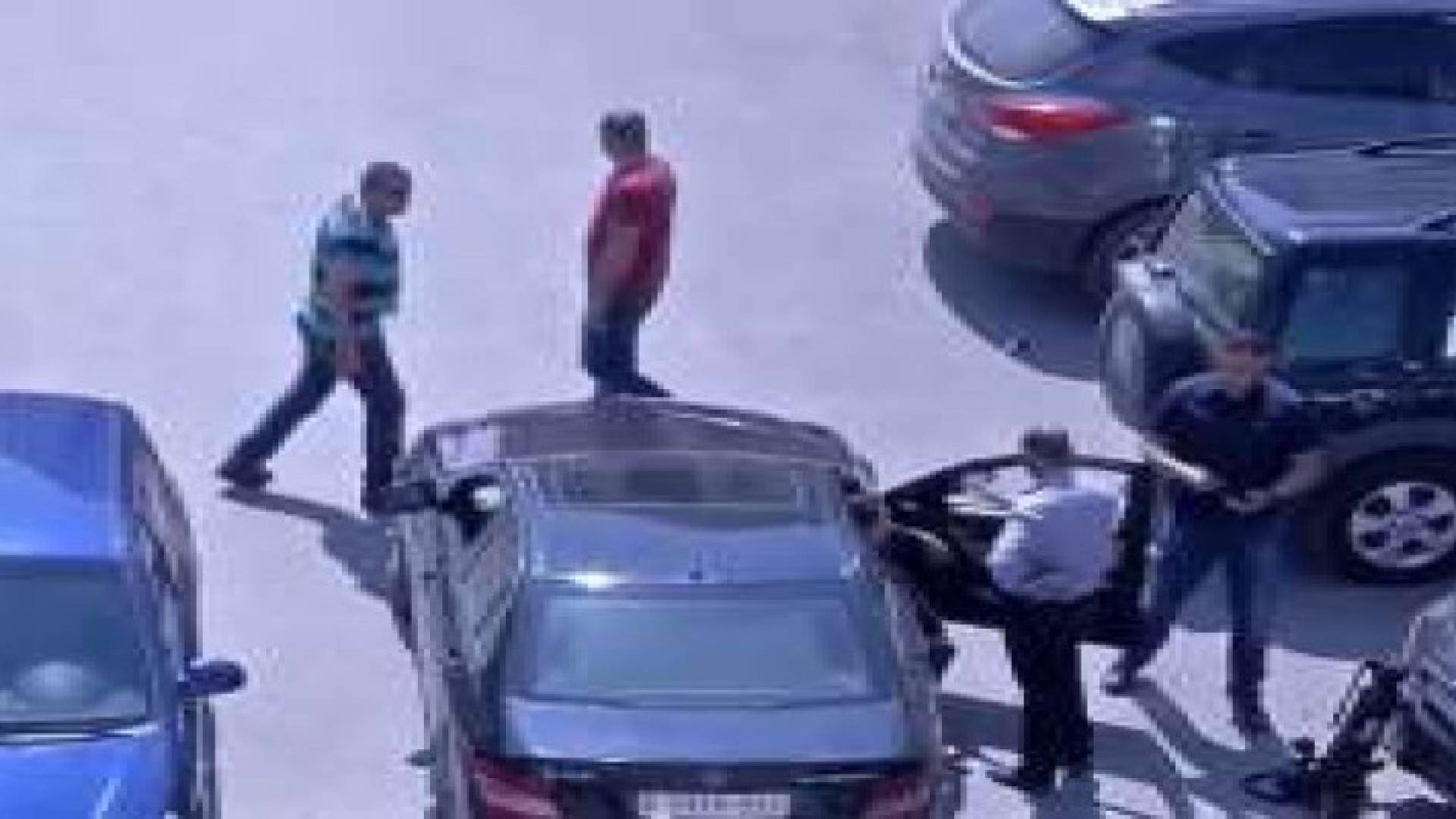 بالفيديو : "المخابرات الفلسطينية" تعتقل صحفيا بتهمة تمويل "حماس"