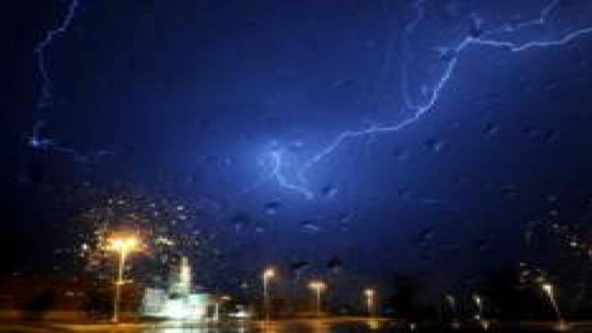 ليلة الخميس/ الجمعة: تكاثر تدريجي للسحب مع احتمال تساقط زخات محلية ورعدية من الأمطار
