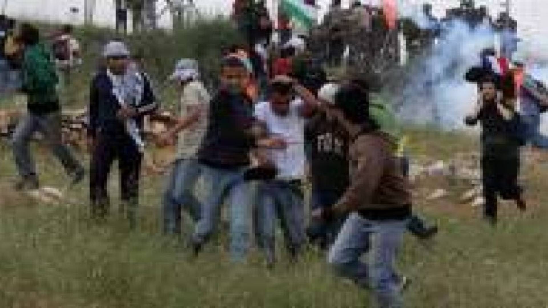 إصابة واختناق عشرات الفلسطينيين في مسيرات مناهضة للاستيطان والجدار