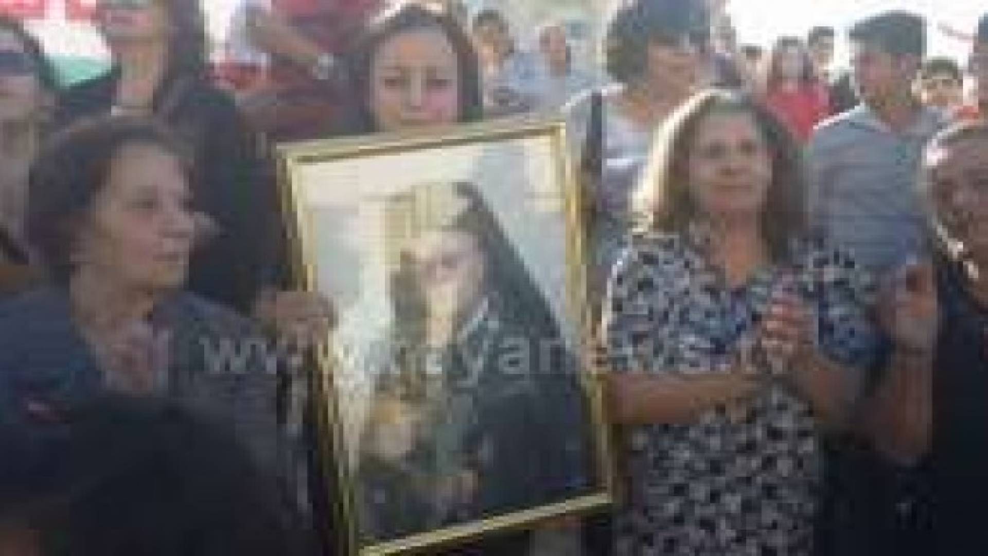 اعتصـام أمـام سفـارة الفاتيكـان احتجاجا على إقالة المطران عياش.. صور