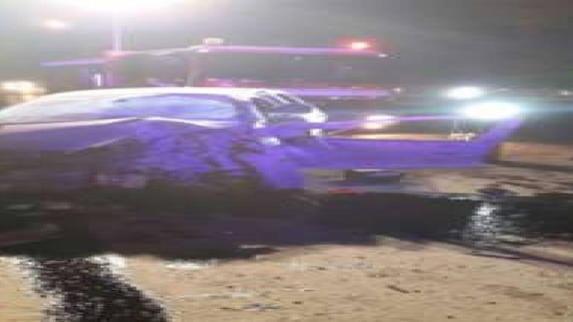 عمان: 5 اصابات و اضرار بـ 9 سيارات في "اصطدام " مركبة بمعرض .. صور