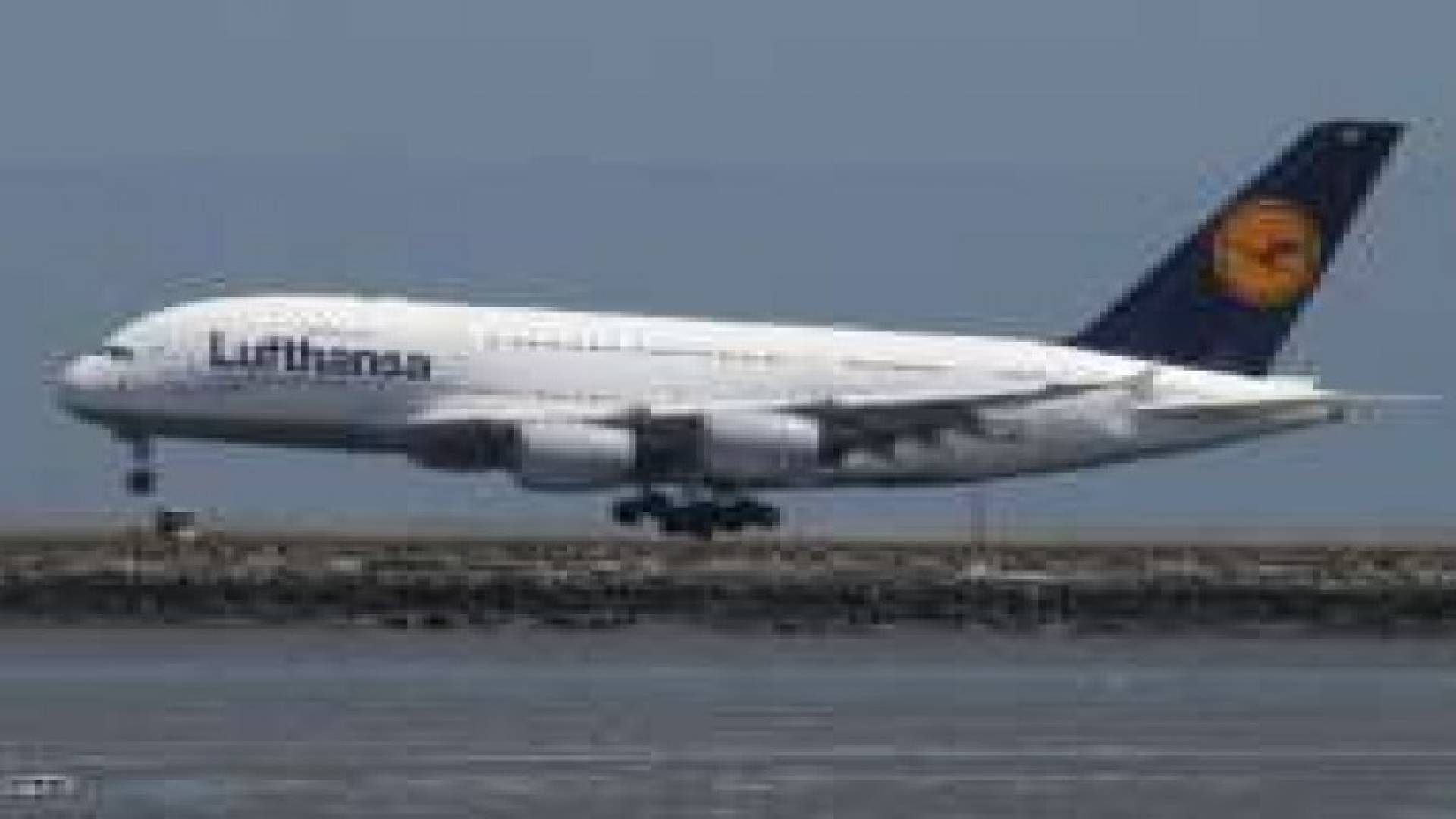 طائرة ألمانية تهبط في إسطنبول اضطراريا عقب بلاغ بوجود قنبلة