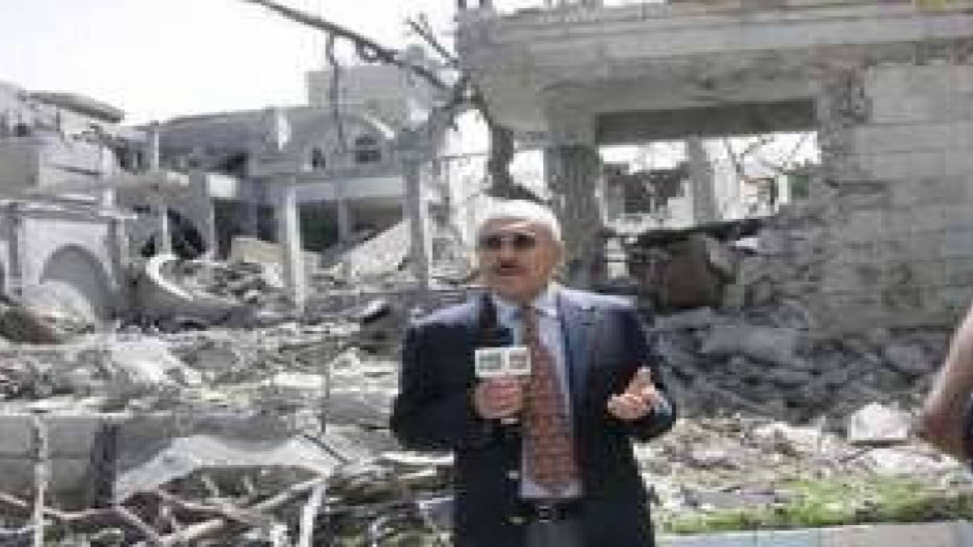 بالفيديو: علي عبدالله صالح قصفوا منزله فخرج من امامه كـ "مراسل صحافي"