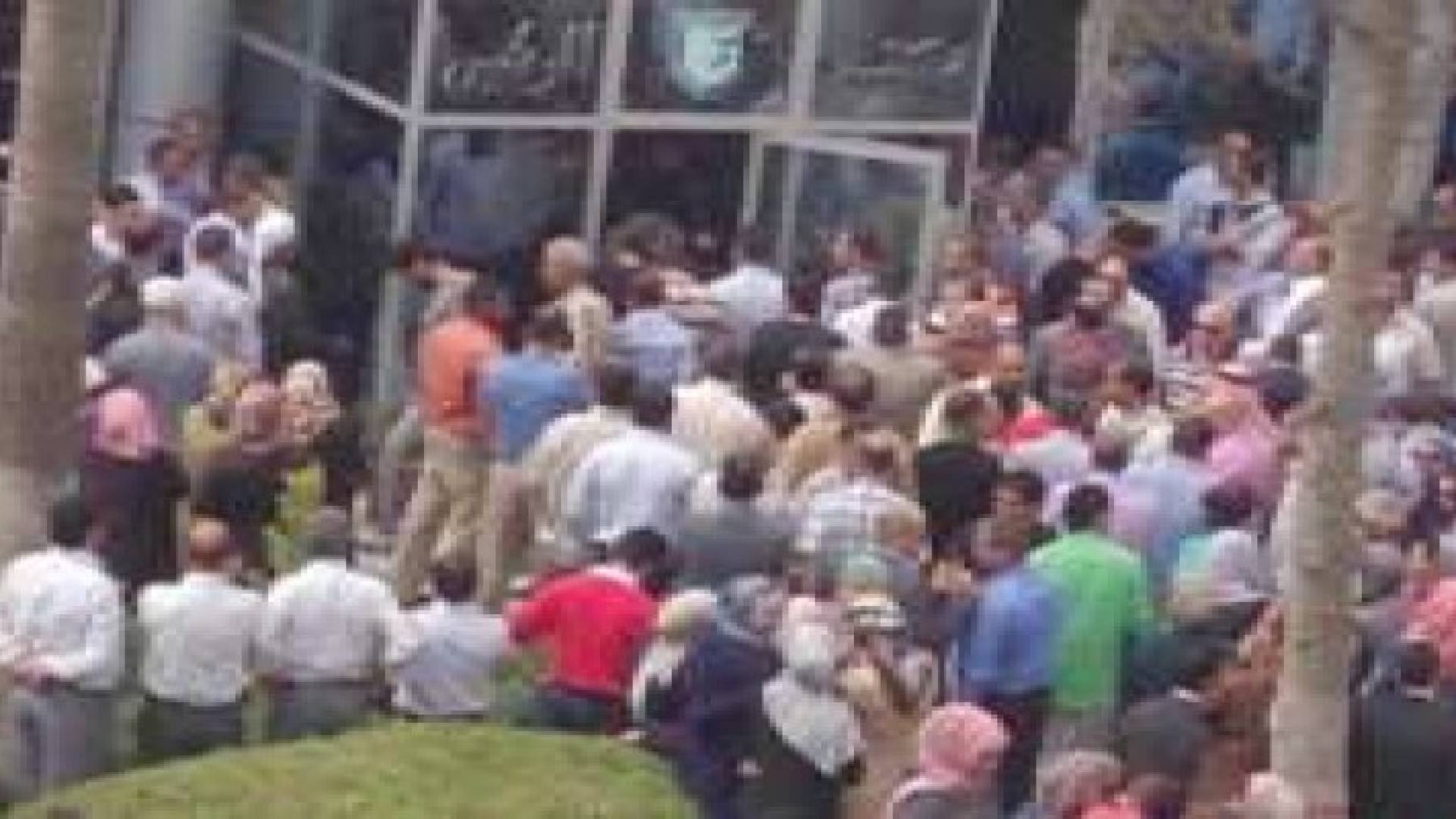 موظفون بـ «البلقاء التطبيقية» يقتحمون رئاسـة الجامعـة ويخرجـون رئيسهـا