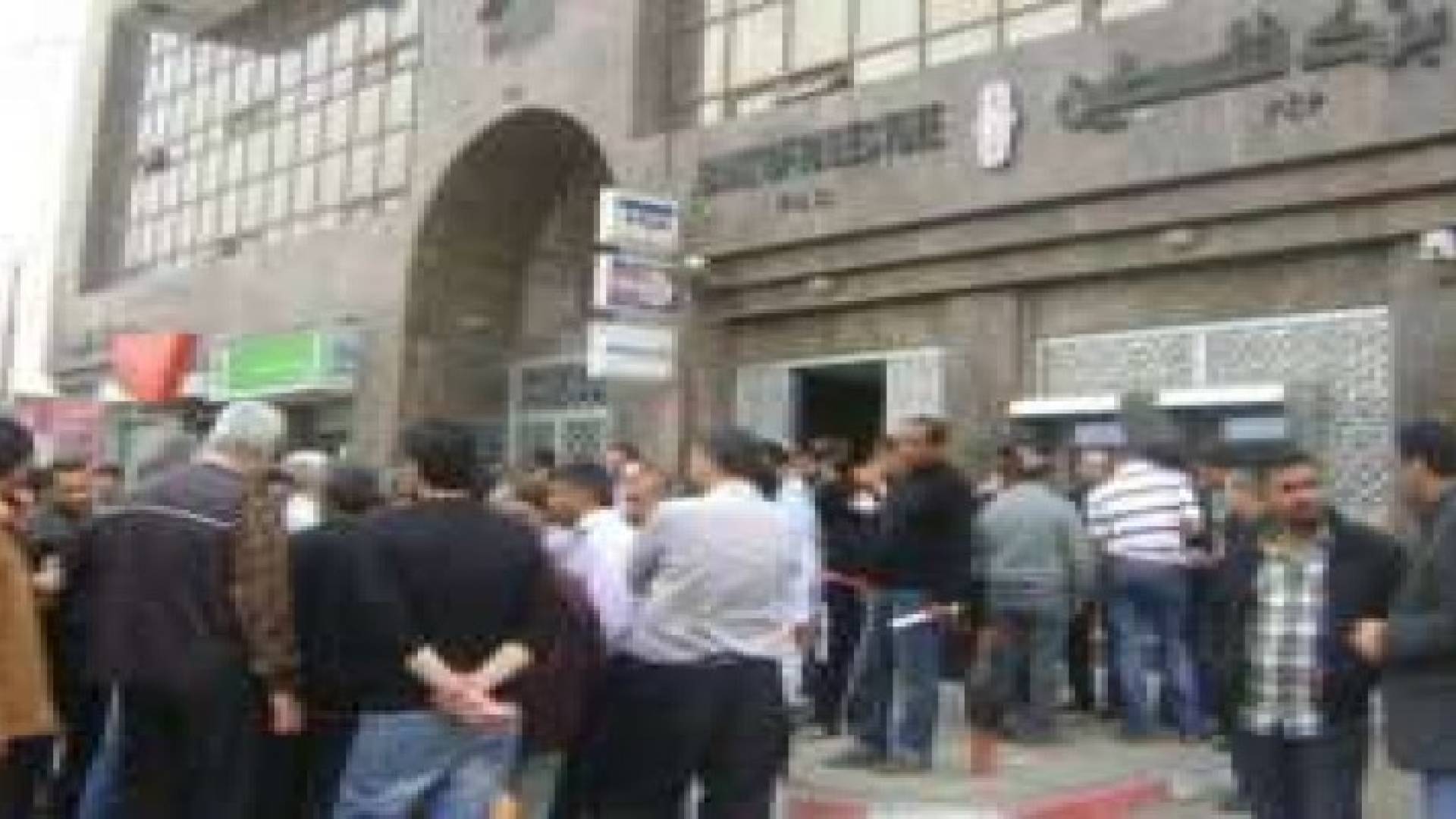 إضراب جزئي لموظفي حكومة حماس السابقة بغزة