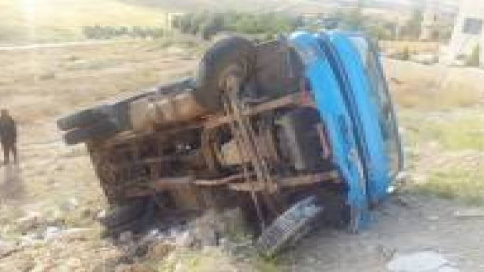 انقلاب شاحنة في مدينة الكرك .. صور