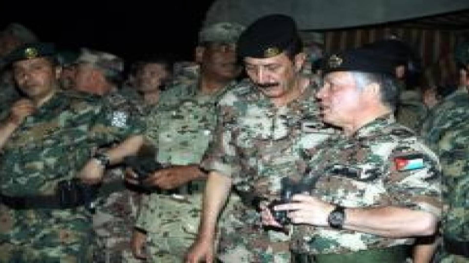 الملك يتابع تمرينا عسكريا ليليا.. صور