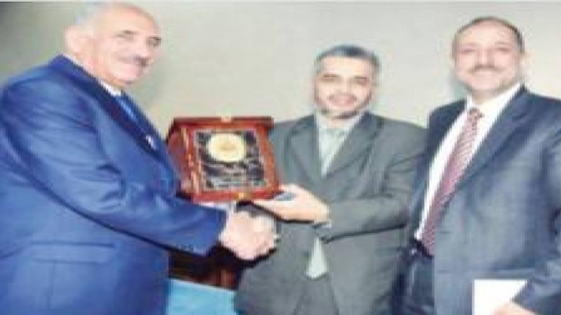 وزيـر التـربية يكـرم مـعلـما قـام بخياطة حــذاء أحـد الطـلاب فـي مدرسته