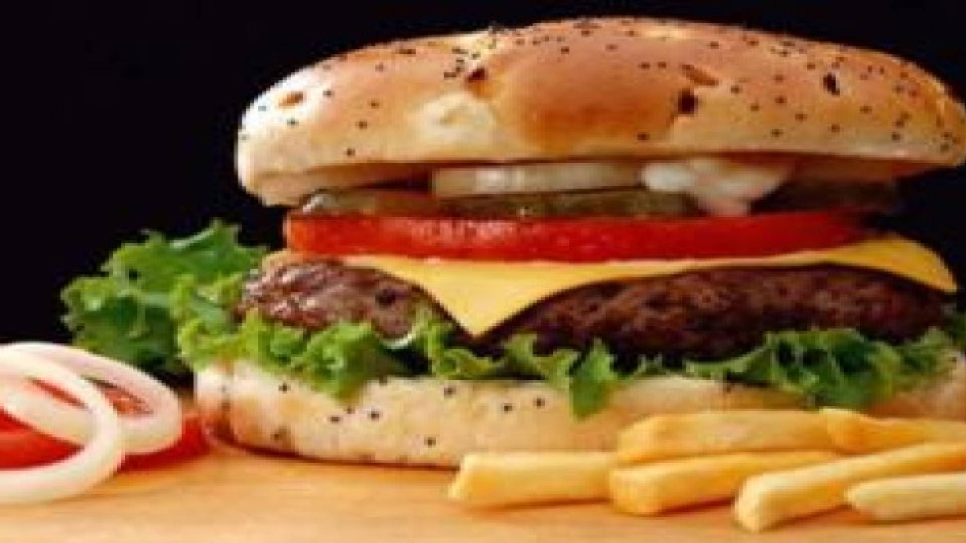 إعلانات الطعام التلفزيونية.. لماذا تبدو مثيرة للشهية؟!