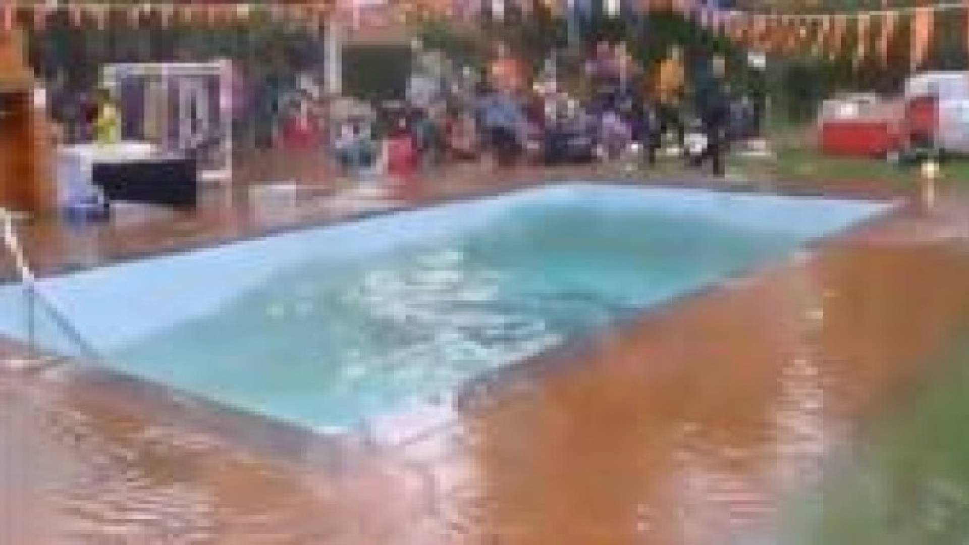 تسونامي داخل مسبح في النيبال.. فيديو