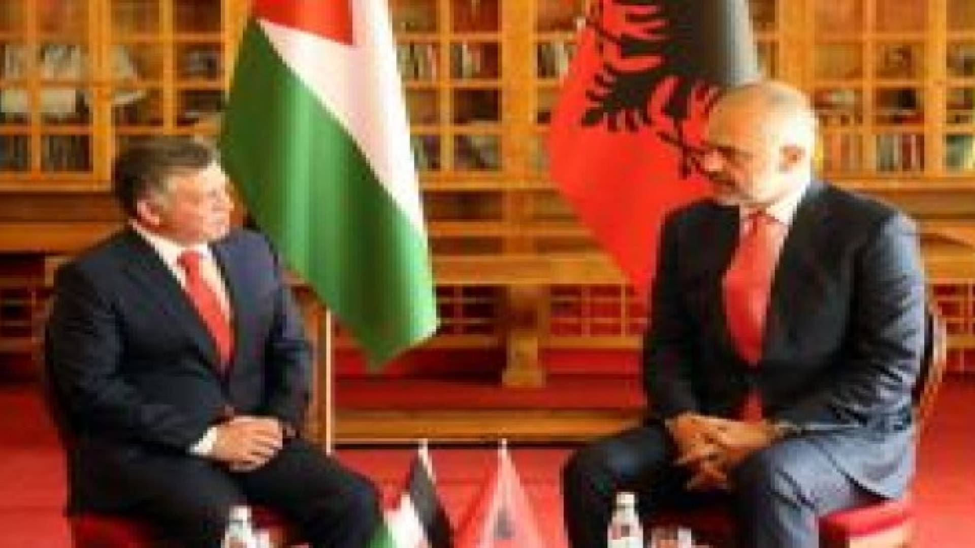 الملك يبحث مع رئيس وزراء ألبانيا العلاقات الثنائية والأوضاع في المنطقة