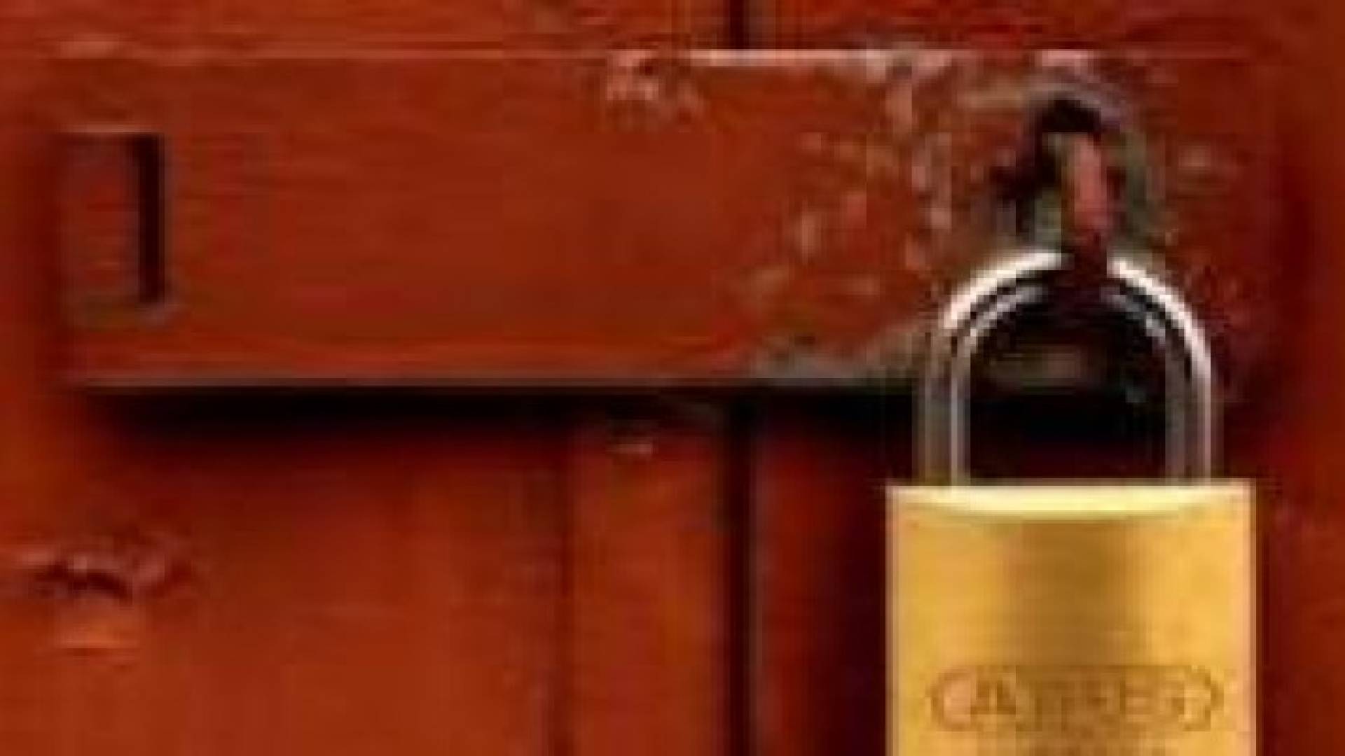 اغلاق مصنع مكسرات ومشغل تصنيع جبنة وصيدليتين في الزرقاء