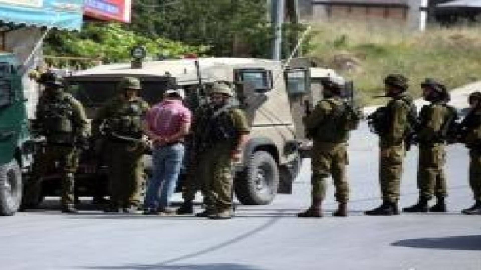 الاحتلال يعتقل 14 مواطنا بمداهمات الضفة