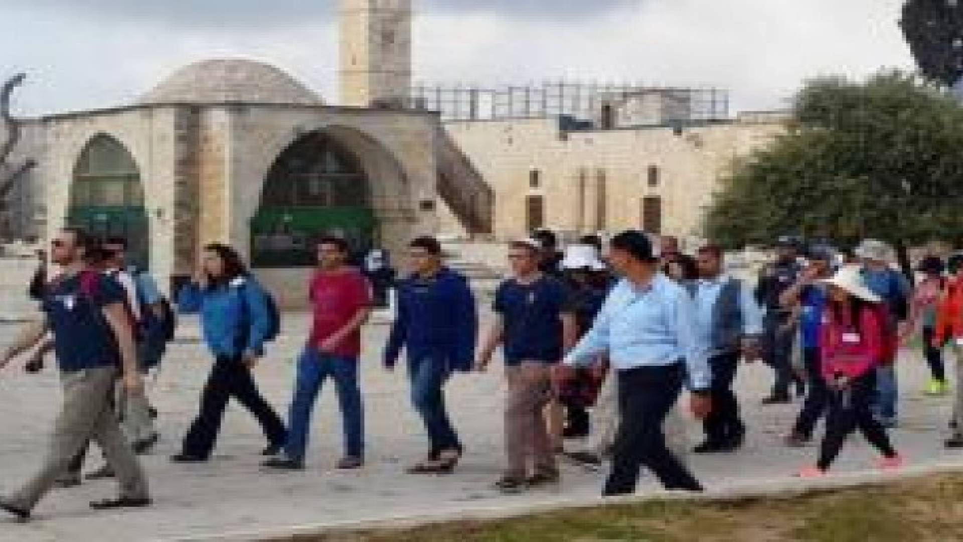 عشرات المستوطنين يقتحمون الأقصى والمرابطون يصدونهم