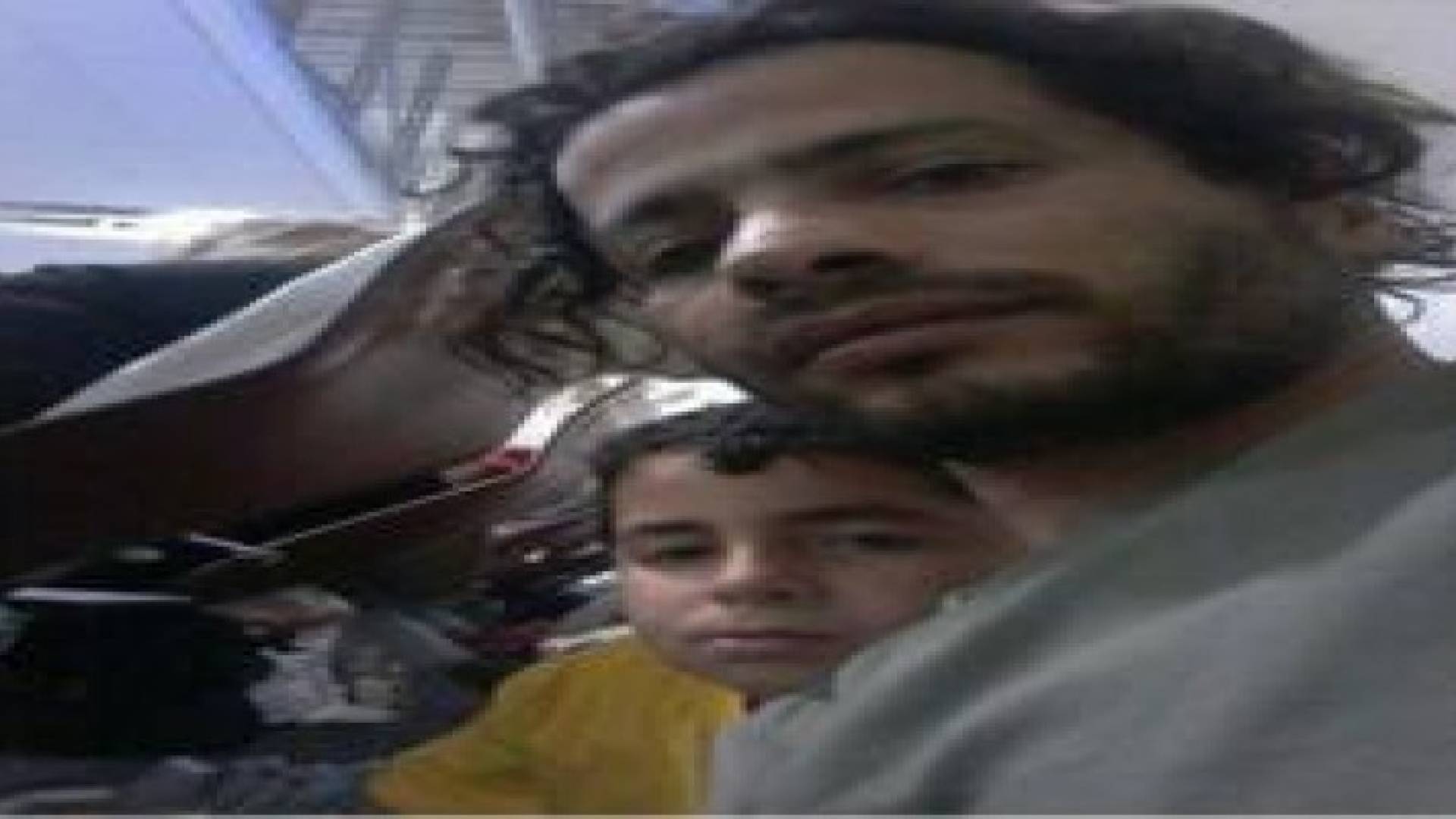 فلسطيني من مخيم اليرموك يعيش مع ابنه في مطار دبي.. تفاصيل