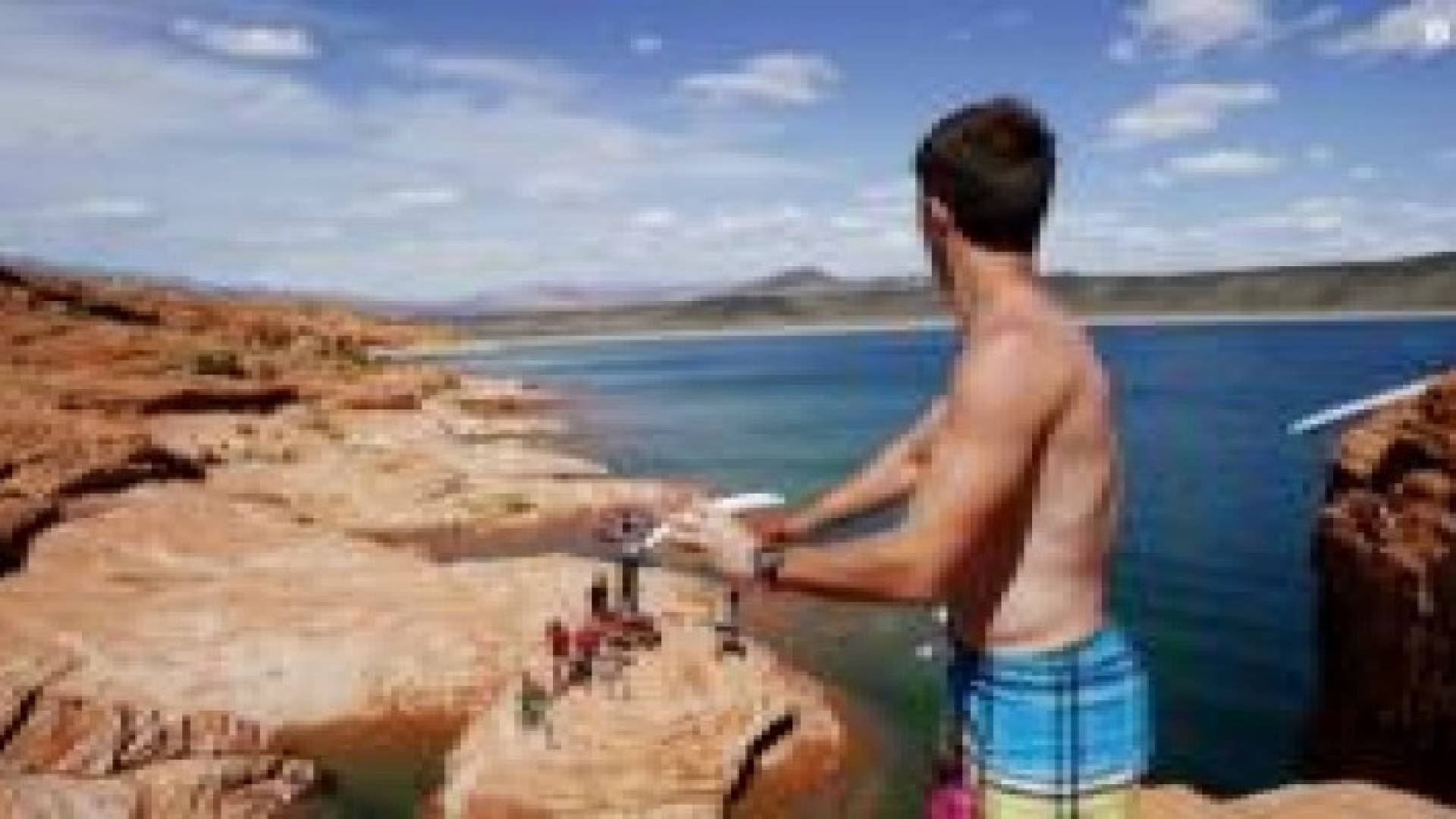 ملك الأطباق الطائرة يحلق بها أبعد من الخيال.. فيديو