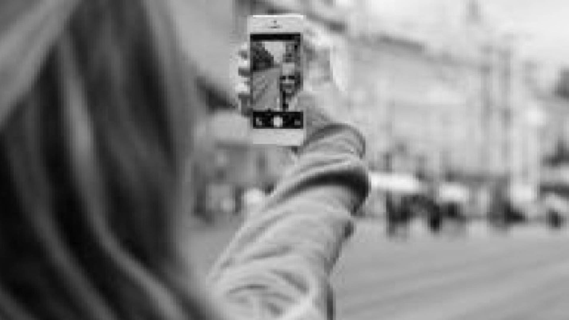 دراسة: الفتيات الشابات يقضين 5 ساعات أسبوعيا في التقاط صور السيلفي