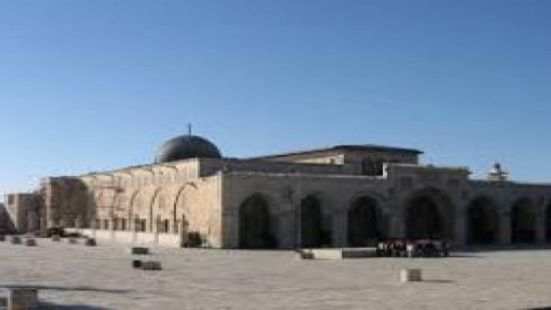مستوطنون يؤدون طقوسا أمام الأقصى وسط توتر شديد في القدس