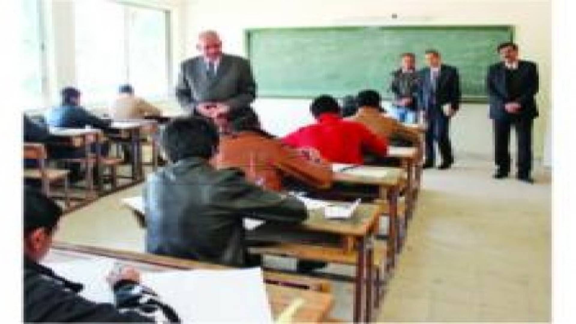 بدء توزيع بطاقات وأرقام جلوس طلبة التوجيهي
