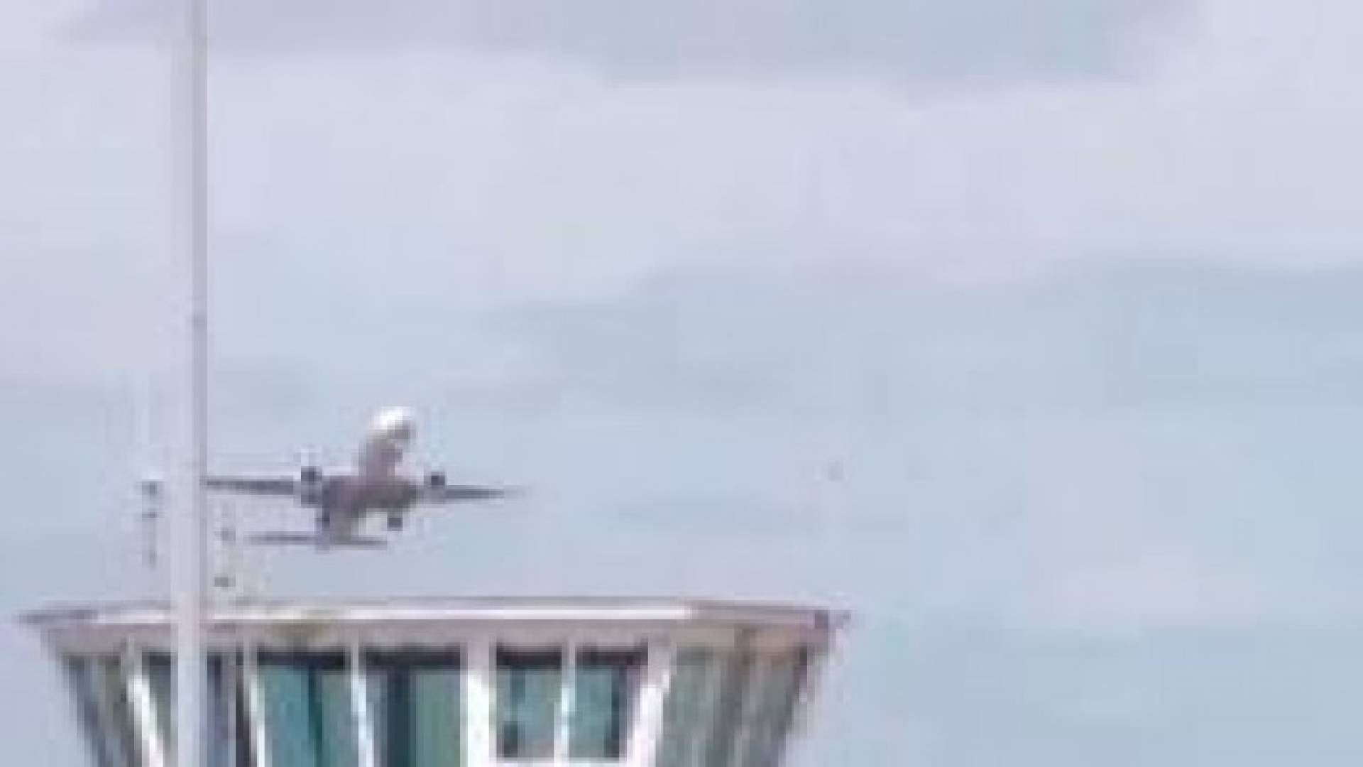 طيار إمارتي ينقذ ركاب طائرته من كارثة محققه بسرعة بديهته .. فيديو