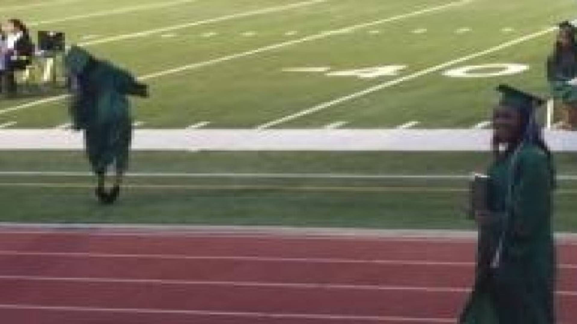 أكثر من مليون و300 الف مشاهدة لسقوط طالبة في حفل التخرج.. فيديو