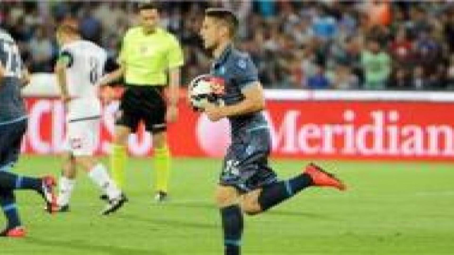 نابولي يجتاز تشيزينا بصعوبة في الدوري الإيطالي