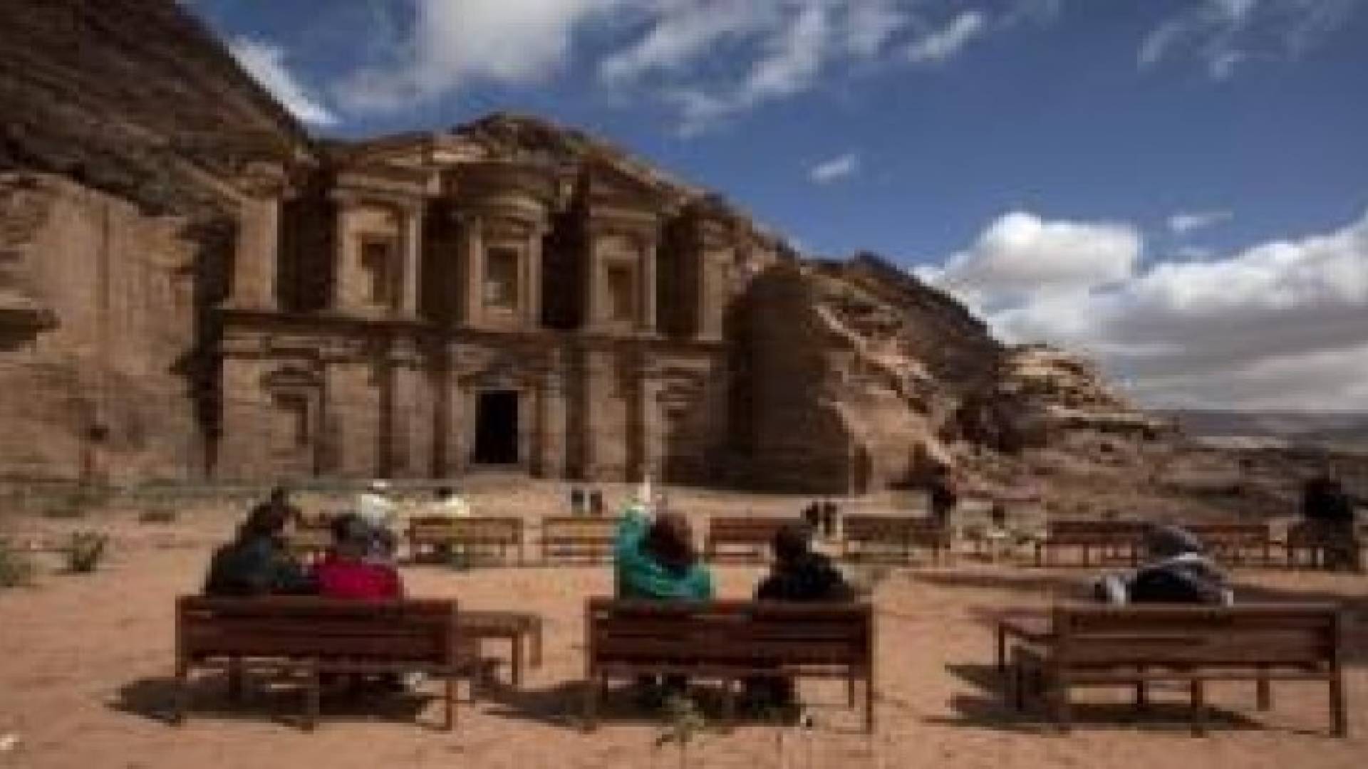 انخفاض الدخل السياحي في الأردن 15%