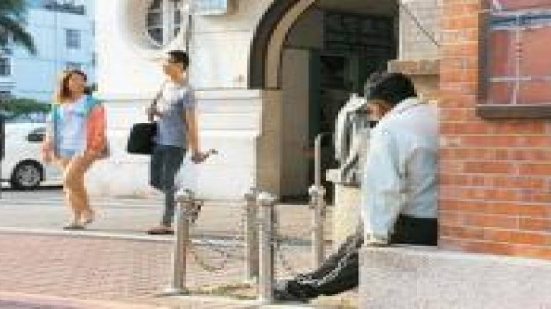 رجل ينتظر لقاء حبيبته في محطة القطار منذ 20 عاما