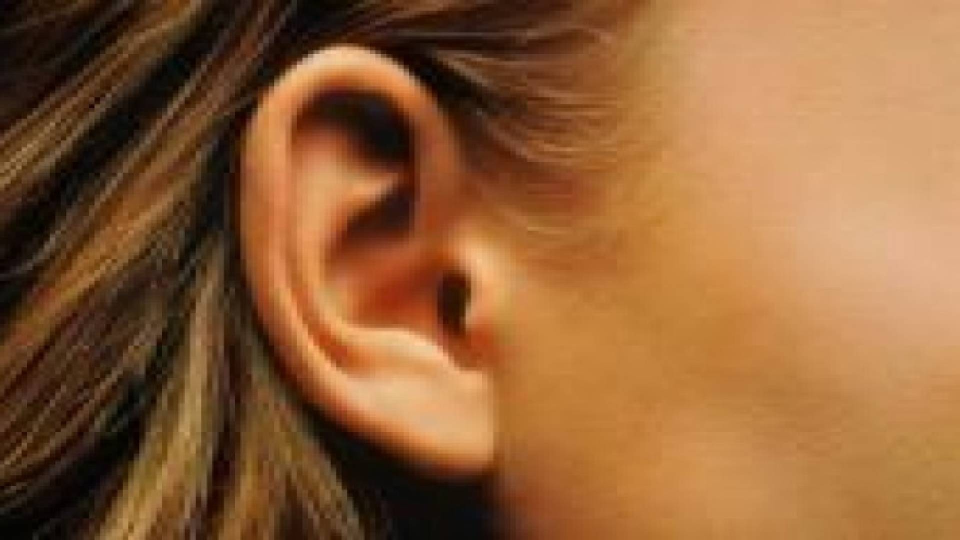 كيف تتخلص من انسداد أذنك بالمياه‬؟