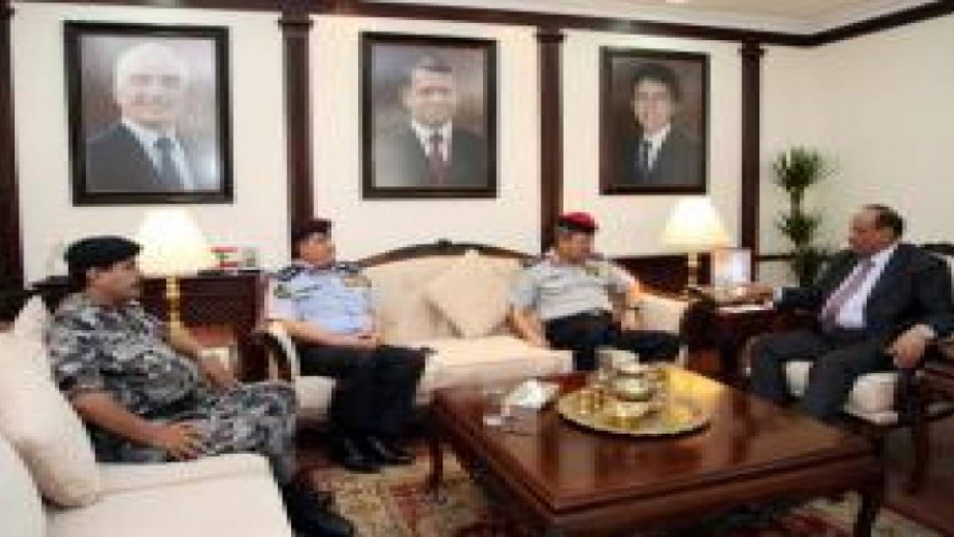 وزير الداخلية الجديد يلتقي قيادات الأجهزة الأمنية .. تفاصيل