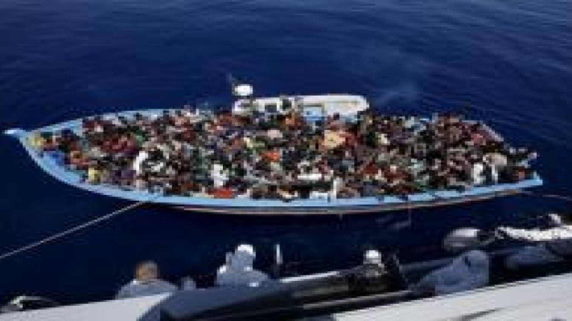 إنقاذ 900 مهاجر غير شرعي قرب السواحل الإيطالية