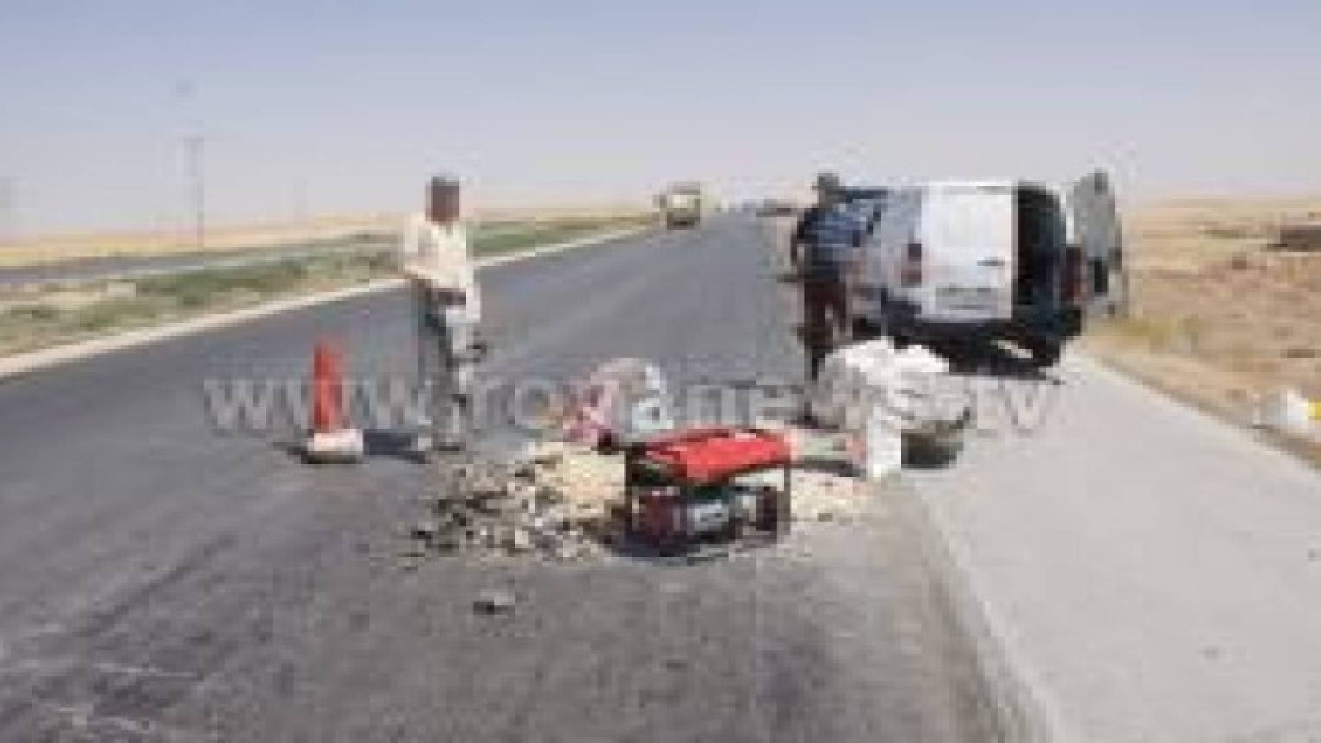 انقلاب شاحنة على الطريق الصحراوي بسبب "اعمال حفريات واهمال إطارات" .. صور