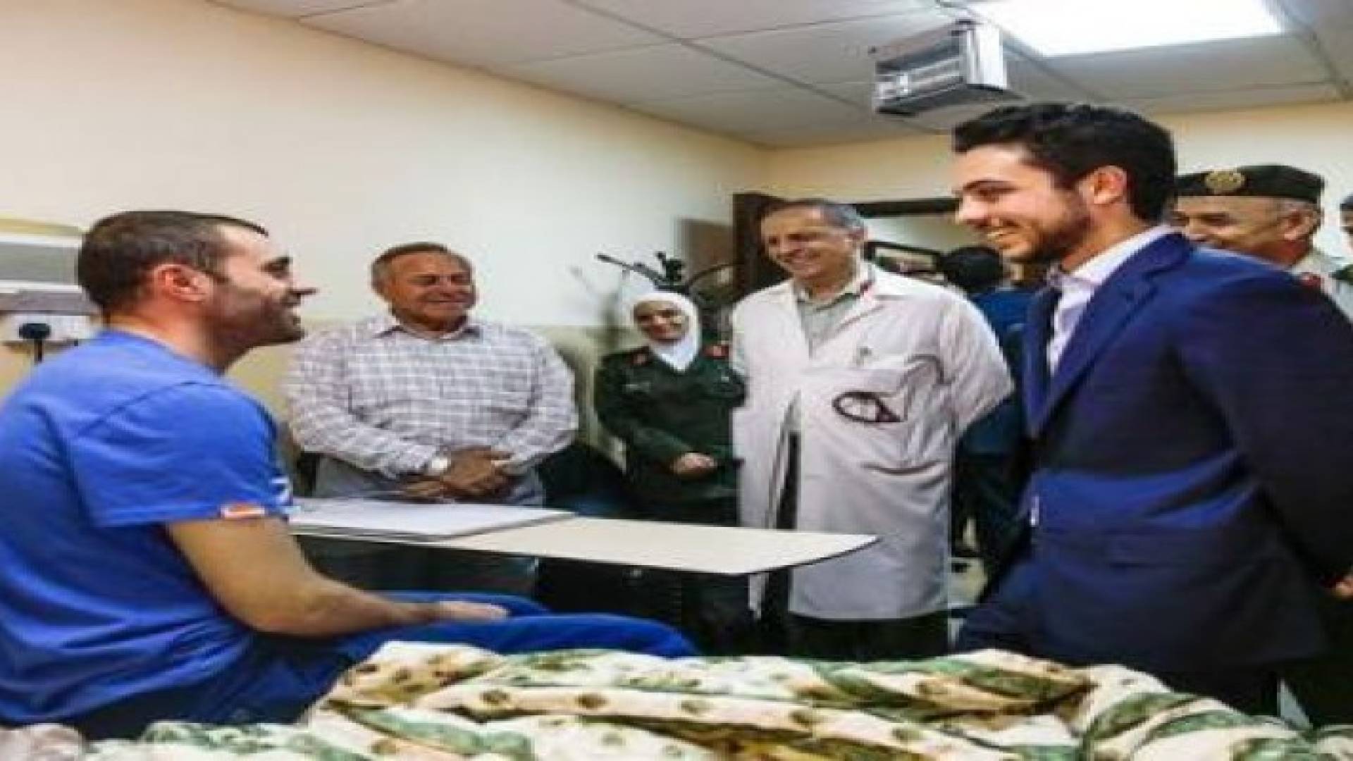 ولي العهد يطمئن على اللاعب هايل