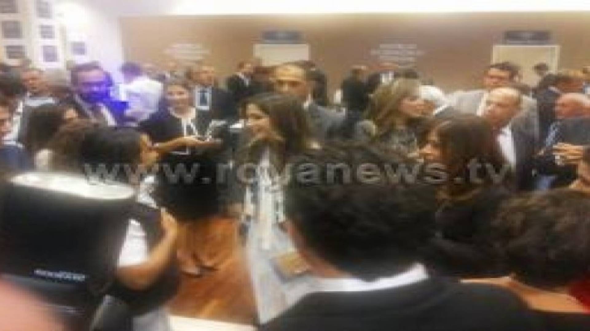 الملكة تلتقي عدد من الشباب المشاركين في دافوس ..صور