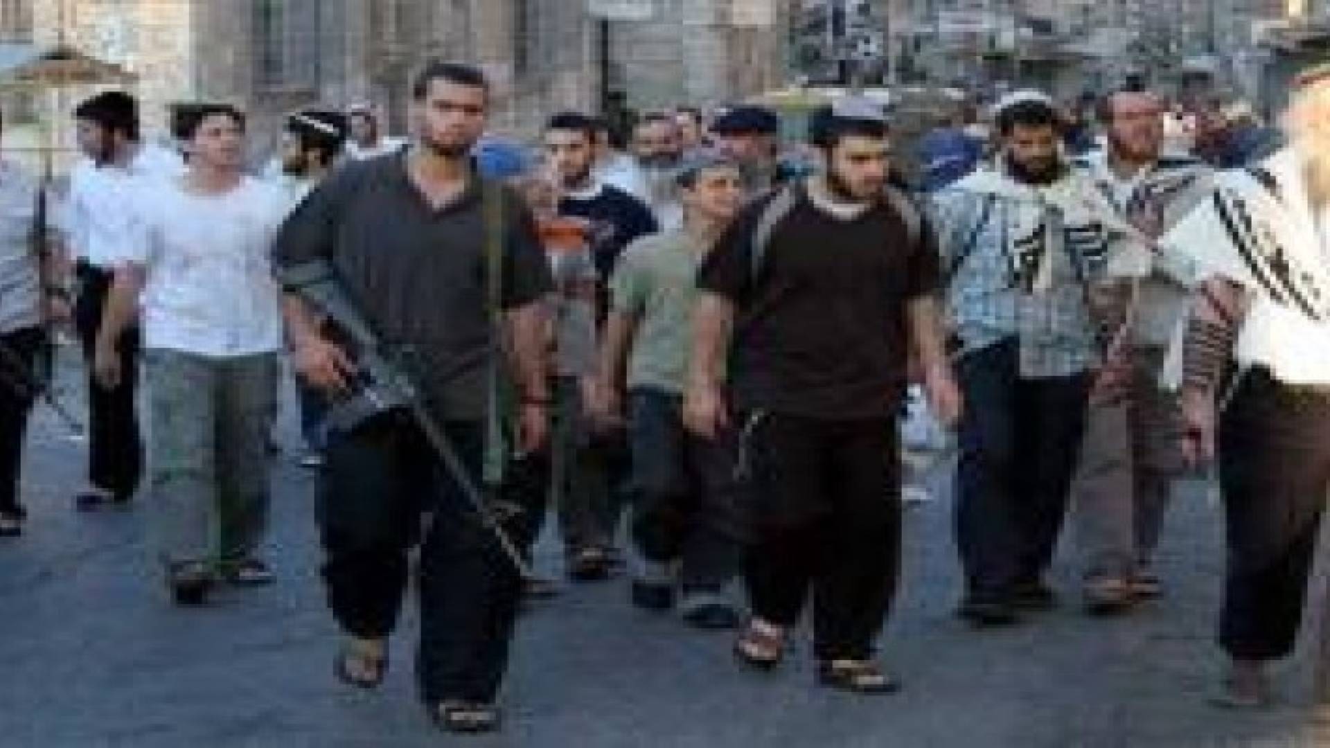 مستوطنون يحطمون أبواب محلات تجارية في الخليل