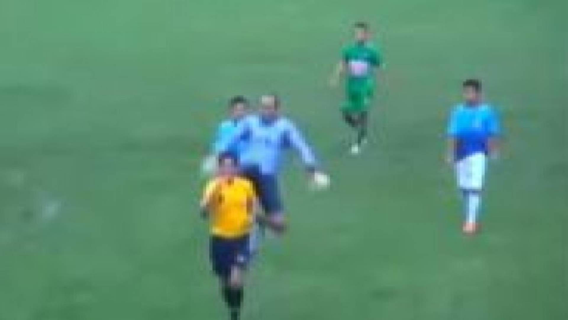 بالفيديو :حارس يتهجم على حكم المباراة ويركله بعنف شديد
