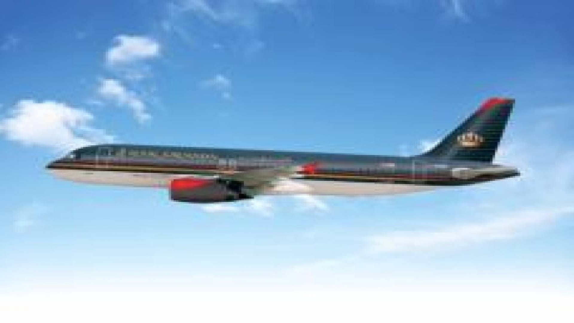 طائرة للملكية الأردنية تحلـق مع طائرات الصقـور الملكية في سـماء عمــان بعيد الإستقلال