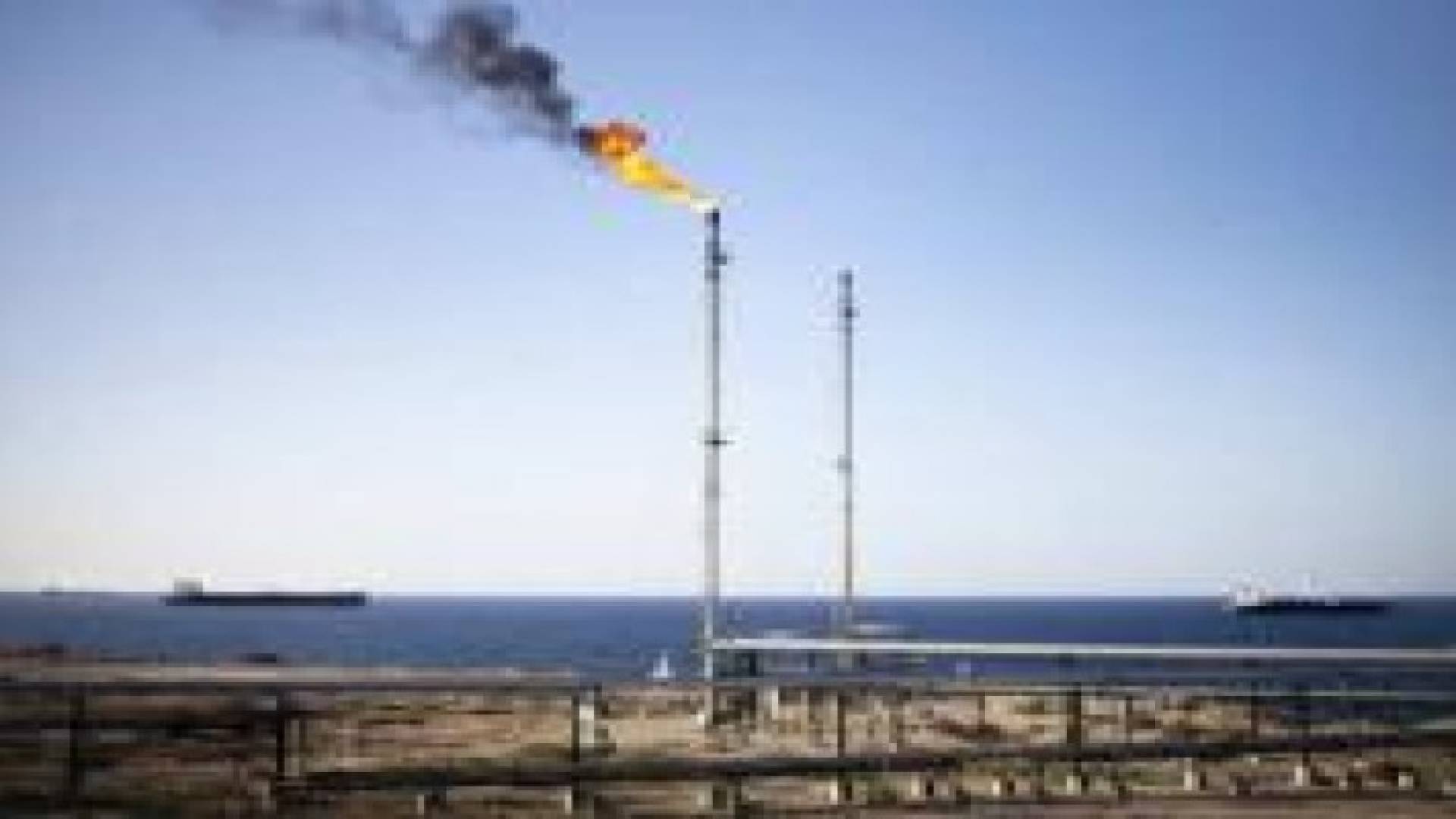 ليبيا.. قصف ناقلة نفط يعتقد أنها كانت محملة بشحنة وقود لحساب "داعش"