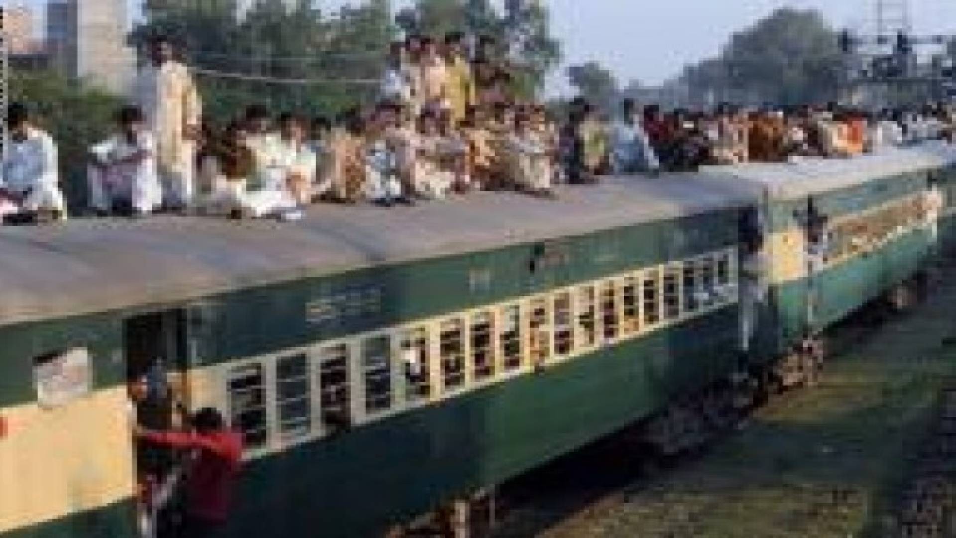 باكستان.. انفجار يطيح بقطار للركاب عن خطه الحديدي وأنباء عن سقوط عشرات الضحايا