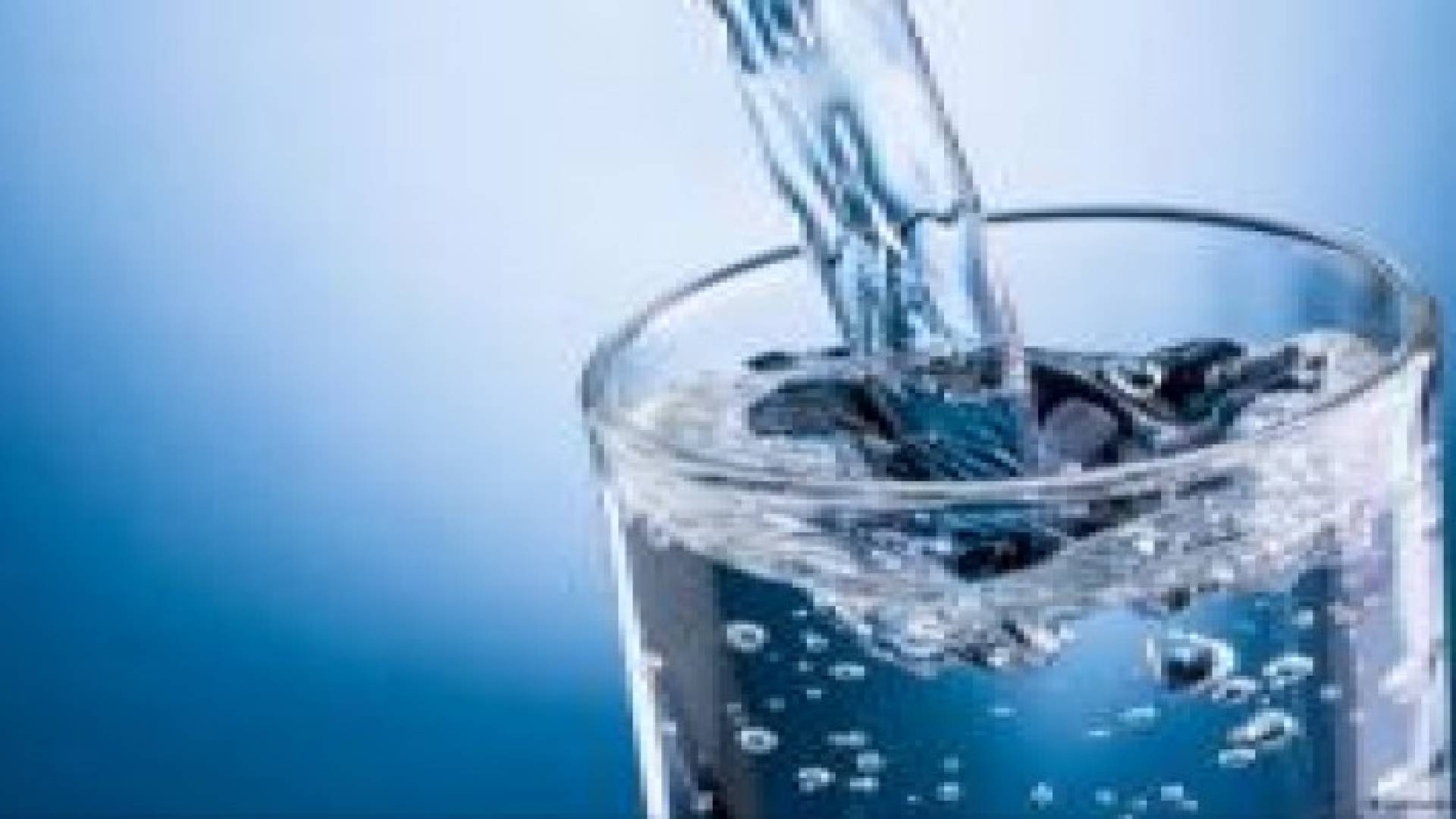 شرب الشاي والمرطبات لا يغني عن الماء