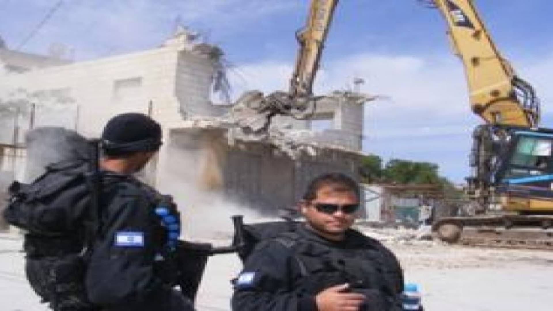 بلدية الإحتلال الإسرائيلي تهدم منزلا في القدس