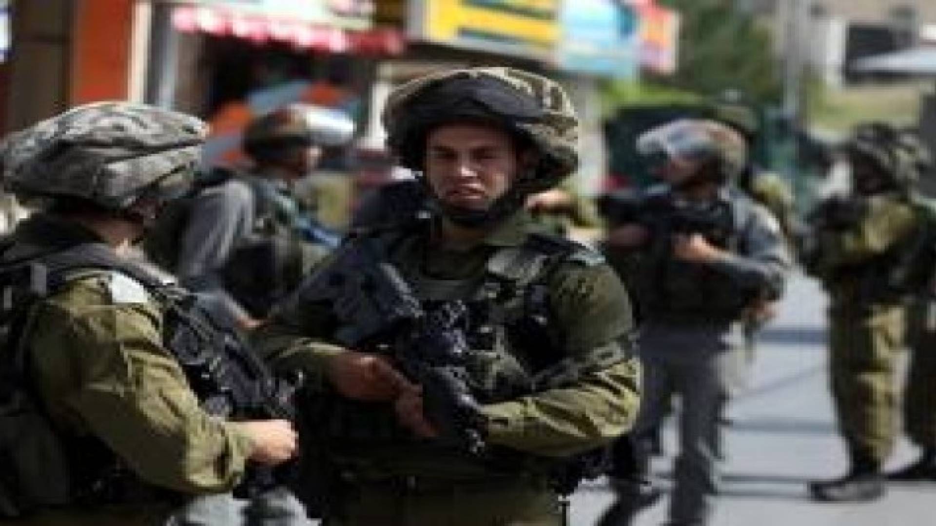 الاحتلال يعتقل سيدة فلسطينية أثناء زيارتها لنجلها الأسير