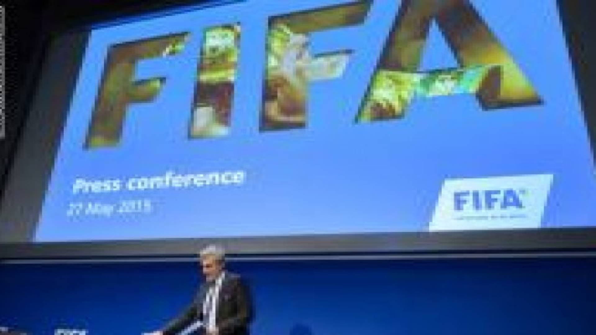 مغردون: رائحة الفيفا تزكم الأنوف.. وعودة بلاتر للرئاسة "بجاحة"