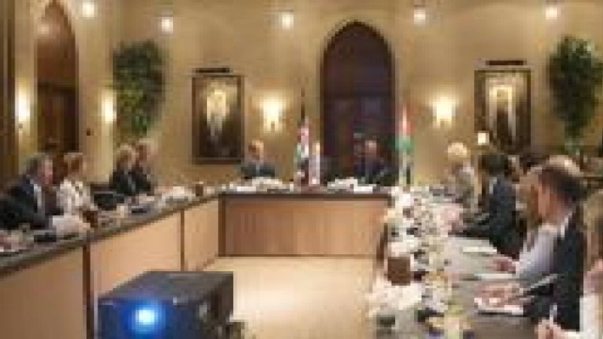 الملك يلتقي وفد مساعدي أعضاء مجلسي الشيوخ والنواب الأمريكيين
