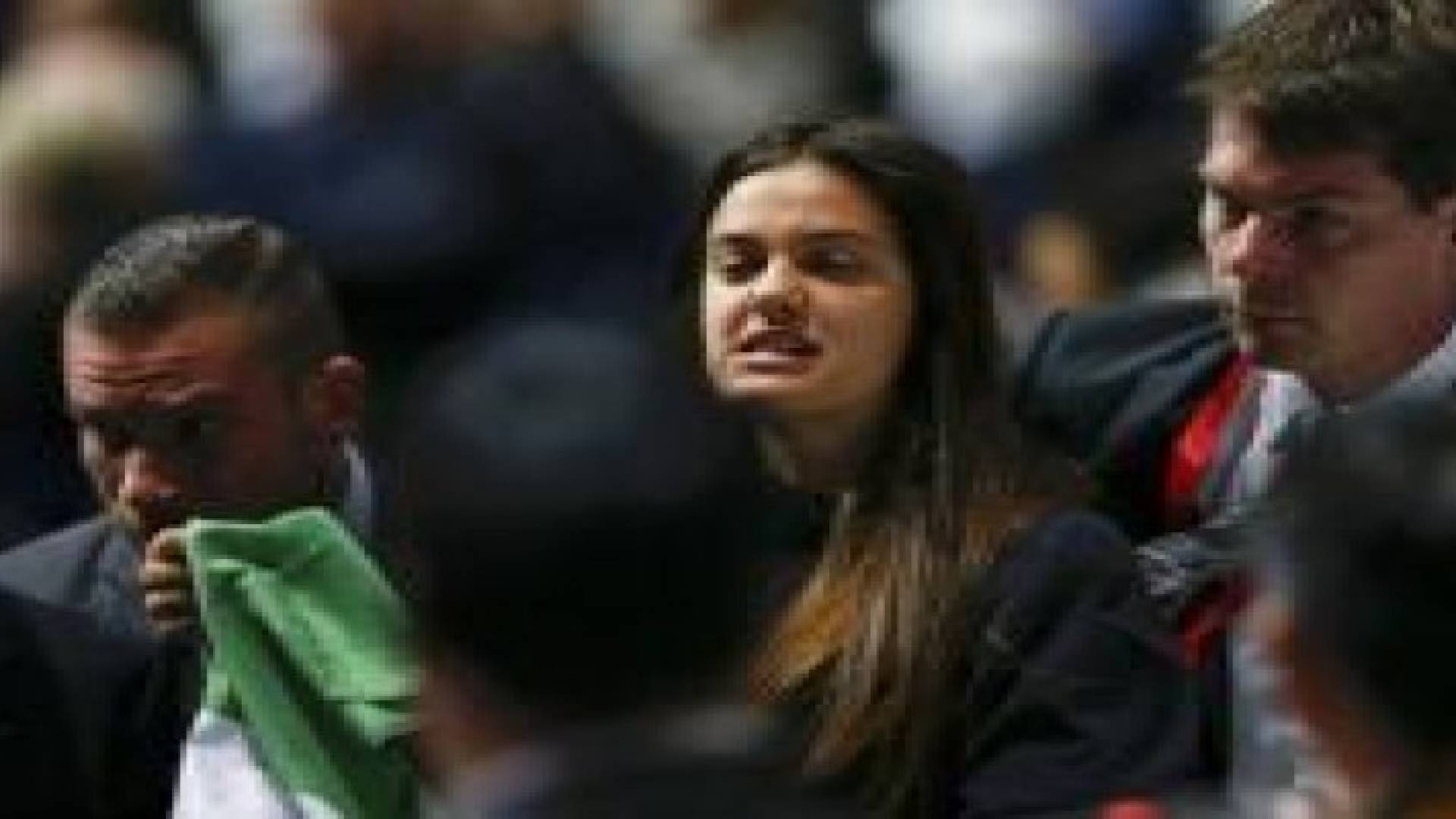 متظاهرتين فلسطينيتين تقاطعان بلاتر ويطالبن بطرد اسرائيل من الفيفا خلال اعمال الجمعية العمومية