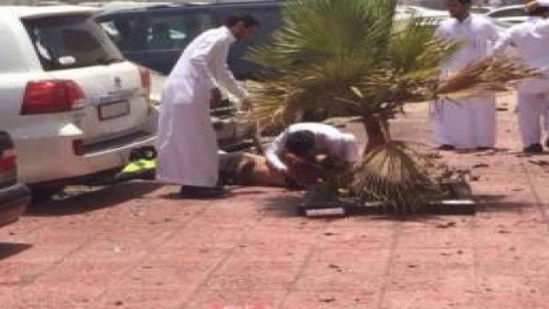 بالفيديو والصور: انتحاري يفجر نفسه أمام مسجد في السعودية ... تفاصيل