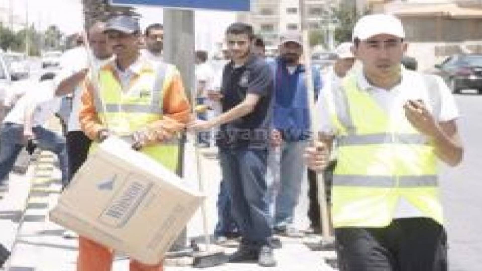 عمان:  أبناء اللوزي ينظمون مبادرة لتجميل الشوارع بمنطقة الجبيهة بمناسبة عيد الاستقلال ..صور