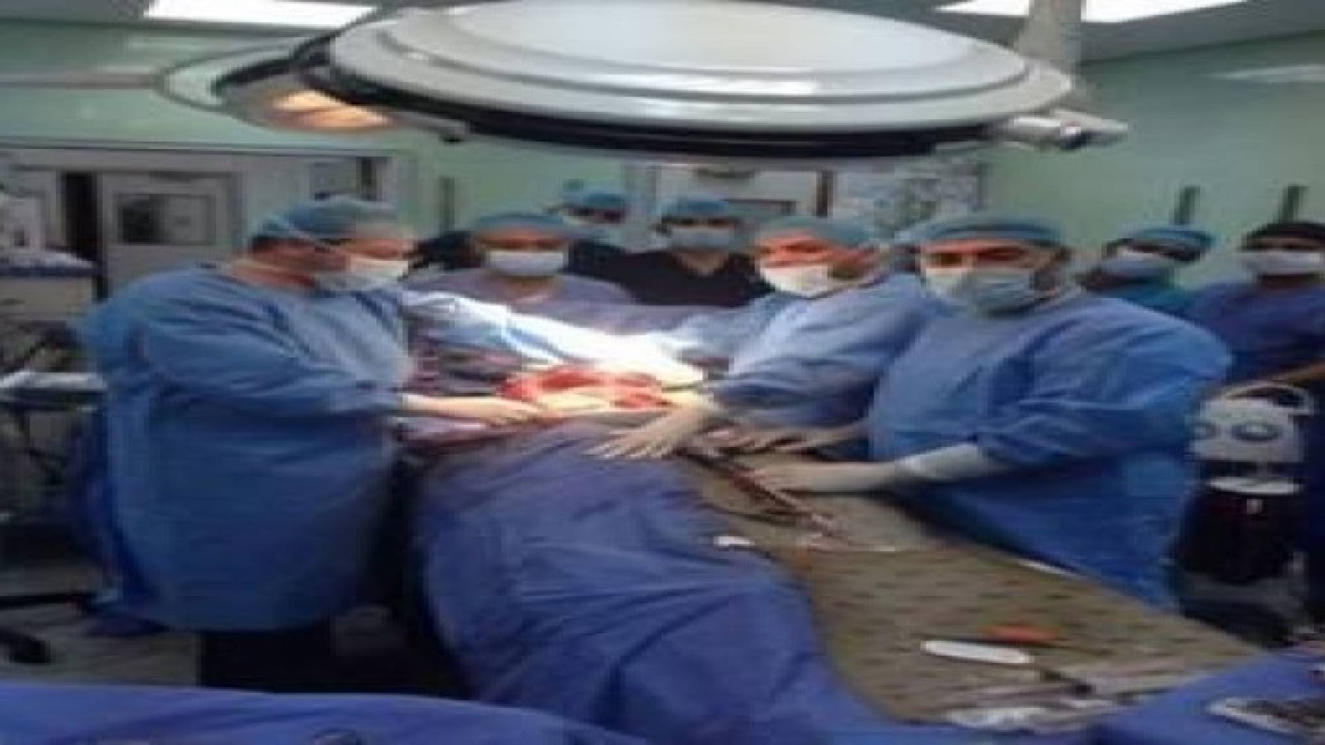 بالصور: استئصال ورم وزنه 3 كيلو من سورية في المدينة الطبية